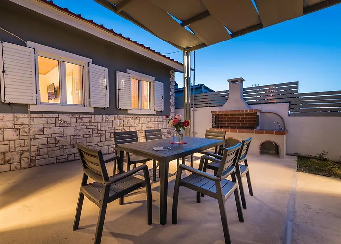 Amygdalia With Private Pool, By Zantewize Vila